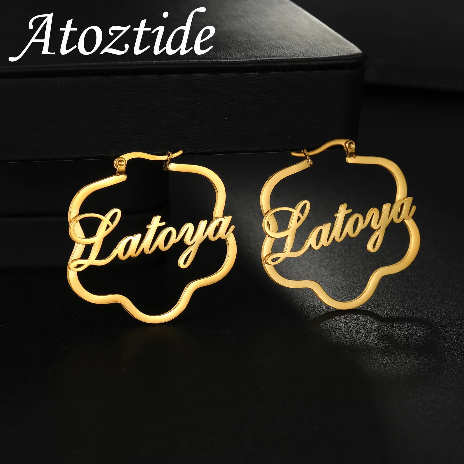 Atoztide Orecchini a cerchio personalizzati a forma di fiore con nome personalizzato in acciaio inossidabile per donna, con targhetta con lettere, gioielli alla moda, regalo