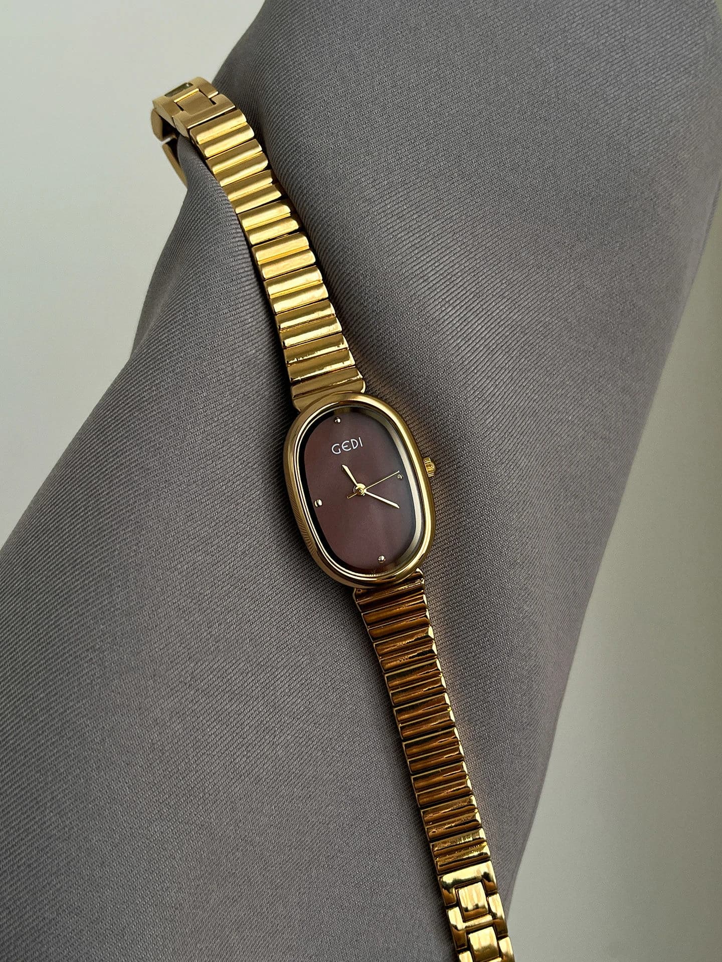 Elegant and Refined Woman's Watch with Oval Dial in Mother of Pearl and Steel Bracelet, Sophisticated Quartz Watch for Student