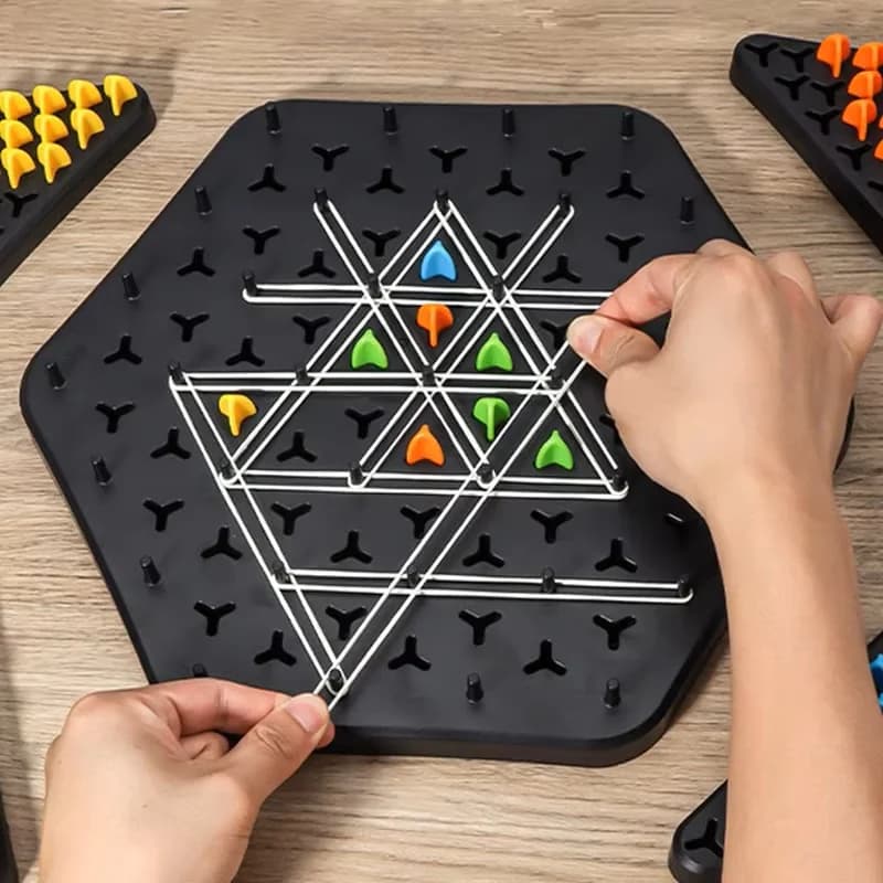 Giocattolo puzzle da tavolo con elastico per scacchi a triangolo per bambini Il gioco interattivo per famiglie multigiocatore migliora il pensiero logico