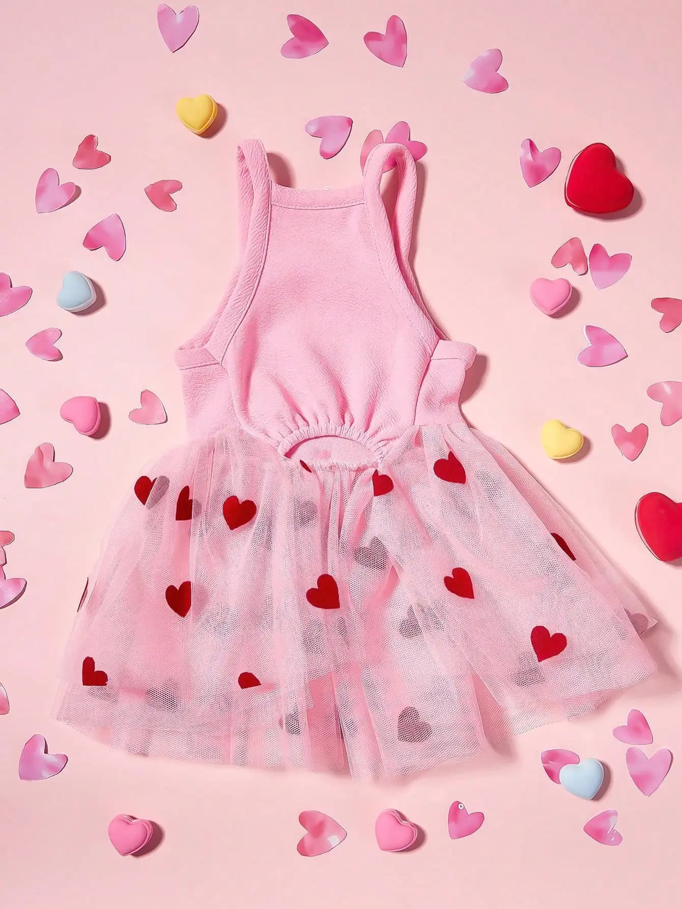 Abito rosa per cani con gonna in tulle stampata con cuori rossi e fiocco decorativo