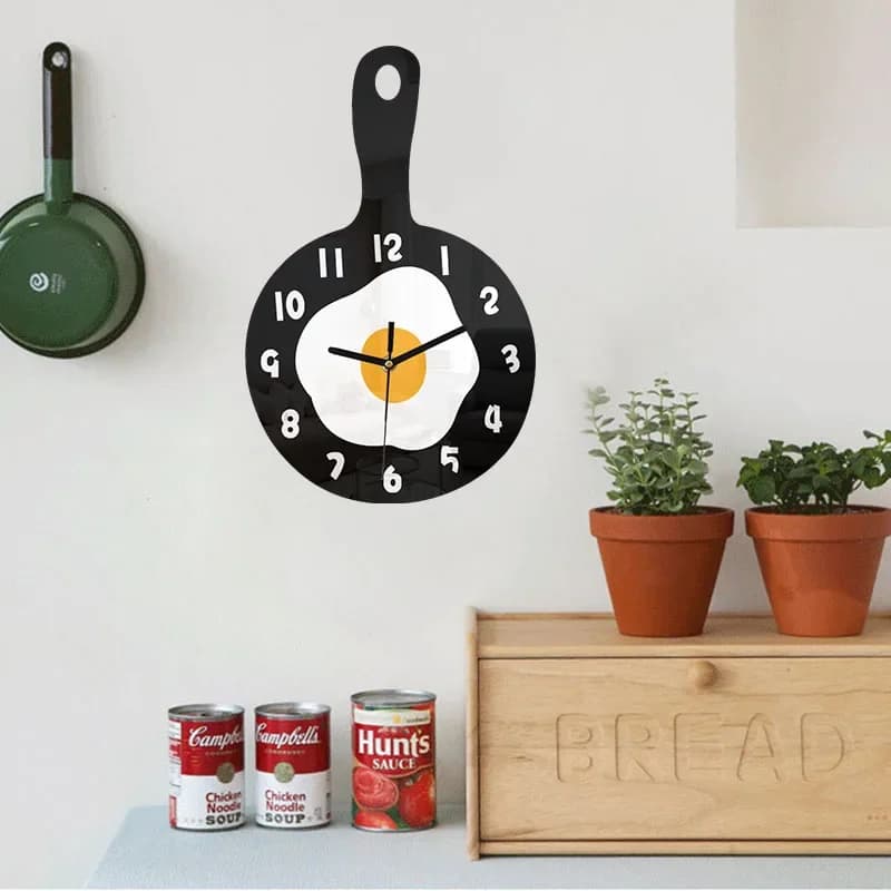 Orologio da parete con uova fritte: divertente arredamento da cucina con design in pentola di ferro, orologio da appendere a tema colazione per soggiorno e spazio di cucina