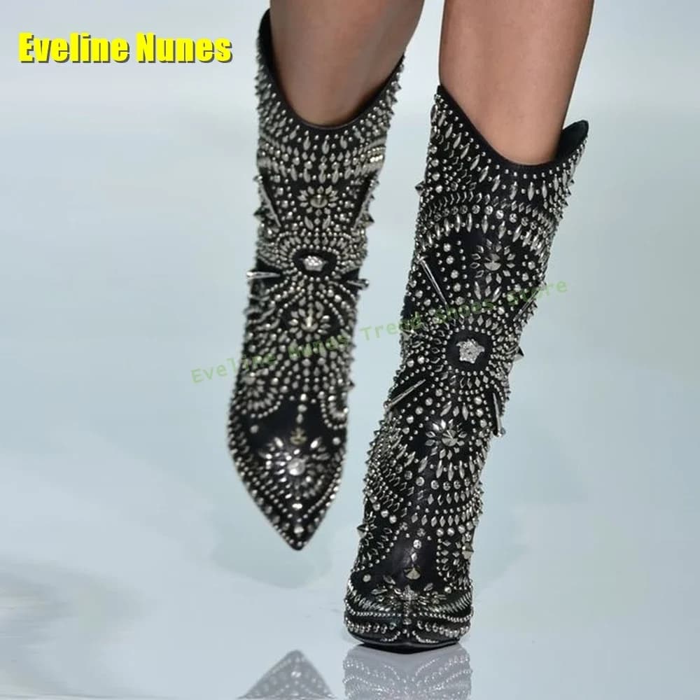 Stivale di lusso con intarsio in cristallo bianco scintillante Punta a punta Tacchi sottili Tirare su stivaletti da donna con rivetti in metallo sexy Tendenza