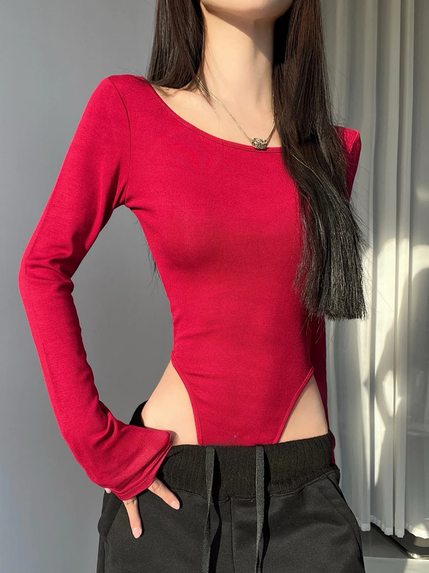 MianCun T-shirt a manica lunga stile americano con schiena scoperta e spalle incrociate, top monospalla slim fit da donna, nuovo colore rosso primaverile