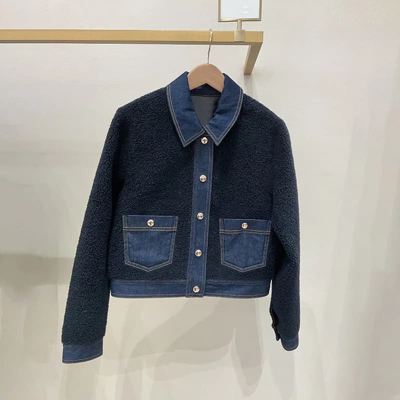 Nicchia francese 2026 Cappotto alla moda con cardigan con risvolto tascabile in denim patchwork shearling all'inizio della primavera