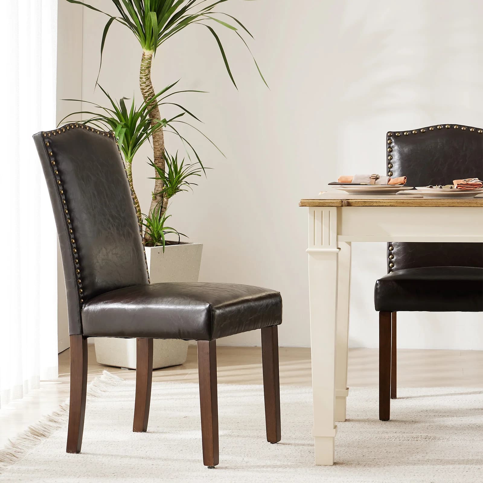 Set di 2 sedie da ufficio MCQ con schienale ergonomico imbottito, cuscino in spugna spessa, rivestimento in tessuto e finiture con borchie.
