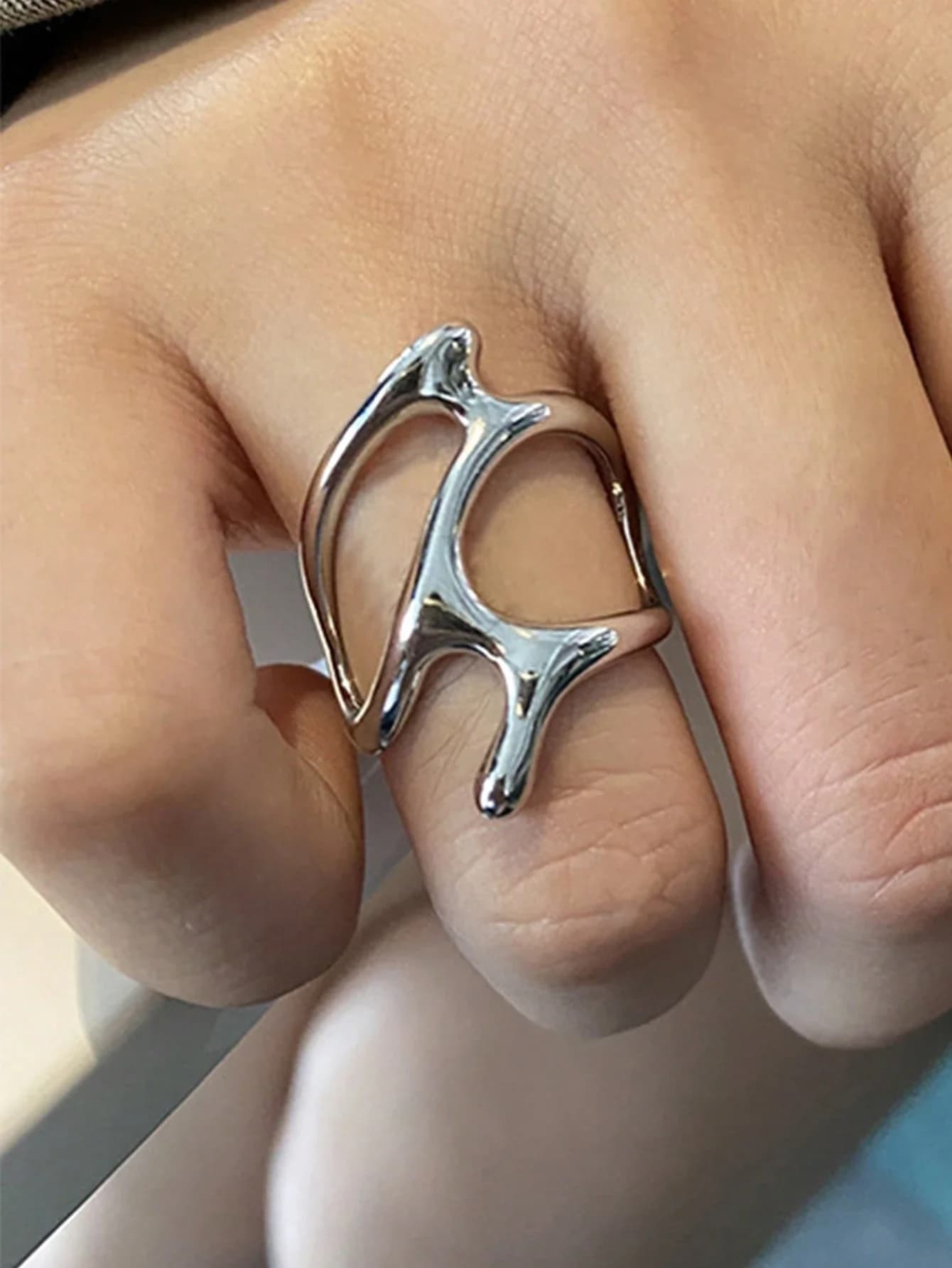1 anello alla moda in stile metallo liquido con texture metallica a forma geometrica asimmetrica. Adatto per feste in vacanza, appuntamenti o altro.