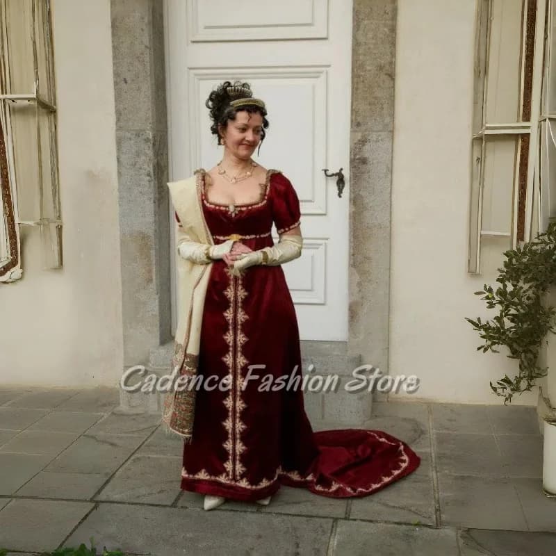 Abito da ballo vittoriano rosso vino personalizzato con scollo quadrato, maniche corte a sbuffo, abito da sera dritto con strascico intarsiato in pizzo dorato con pietre preziose