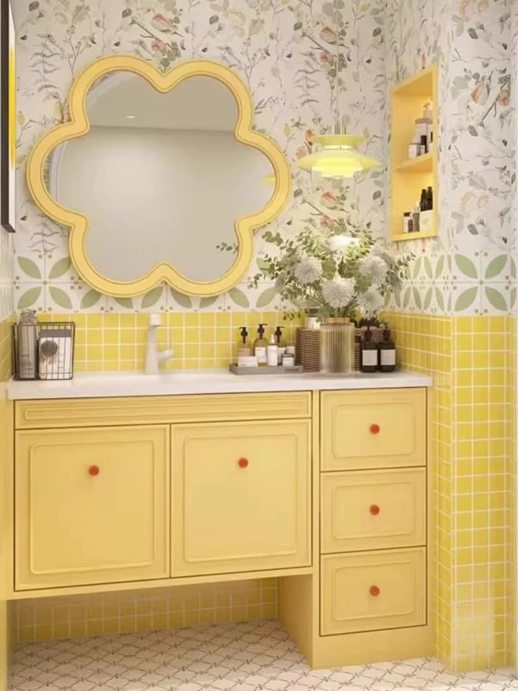 Combinazione di mobili da bagno color Dopamina, mobiletto laterale con specchio e lavabo a forma di fiore