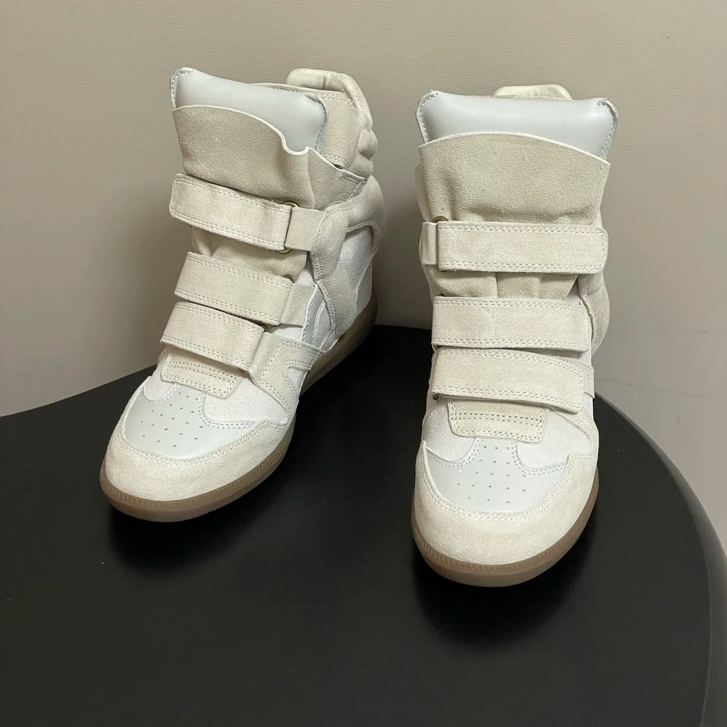 Sneakers con Zeppa in Pelle Scamosciata da Donna, Tacco Nascosto, Chiusura con Velcro, Scarpe alla Moda Stile Graffiti