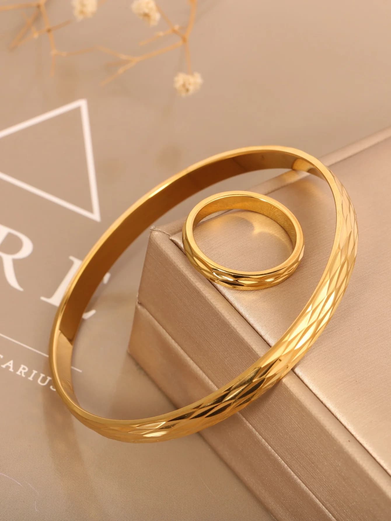 1 set di bracciale e anello in acciaio inossidabile placcato oro 18 carati con incisione a forma di diamante, set di gioielli di lusso leggero con taglio a diamante, due pezzi, adatto per il pendolarismo quotidiano delle donne, appuntamenti, banchetti, feste, lavoro / impilabile per diverse occasioni