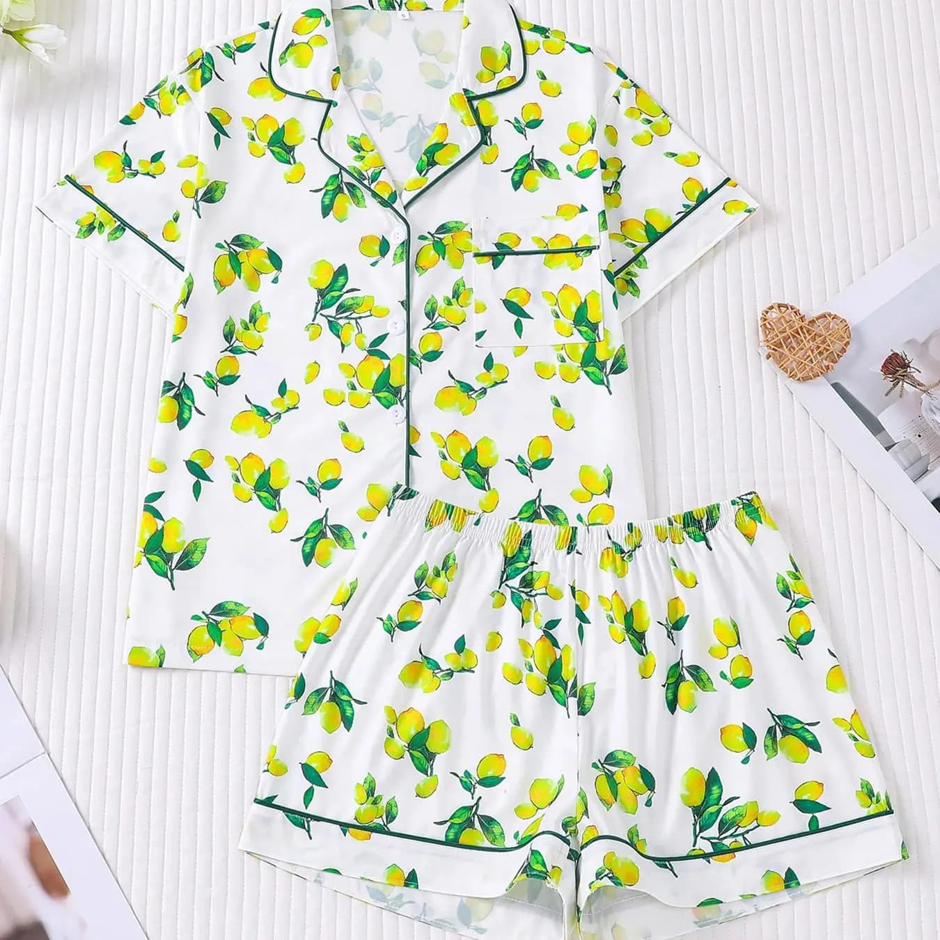 Set di abbigliamento da notte da donna con elementi a forma di foglia di limone su sfondo bianco, con colletto a revers e maniche corte, stile casual.