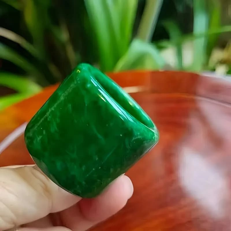 Ring with imperial green stone finger, unisex, for couples, fashionable and versatile, perfect gift for holidays, for elderly
