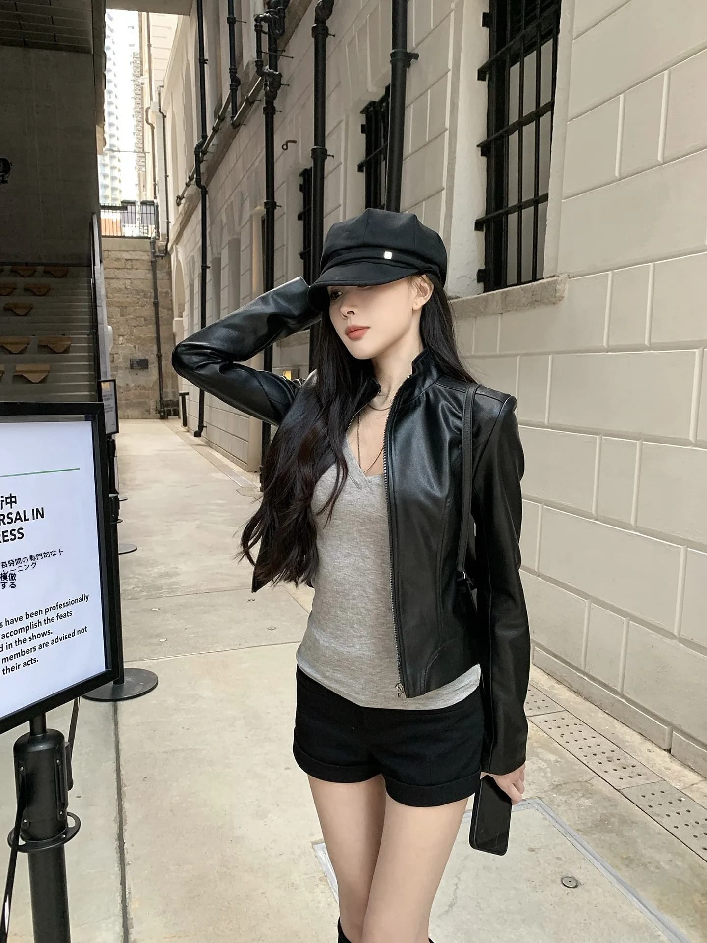 Giacca Corta in Pelle Nera Stile Biker con Colletto Rialzato e Spalle in Pelle PU – Cool ed Elegante, di He Chenxi, Funzionale