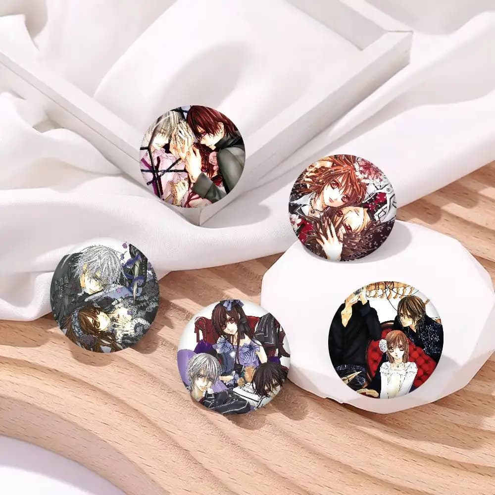 Spilla Anime Vampire Knight, Distintivo Cartone Animato Carino, per Giacca e Jeans, Accessorio Regalo