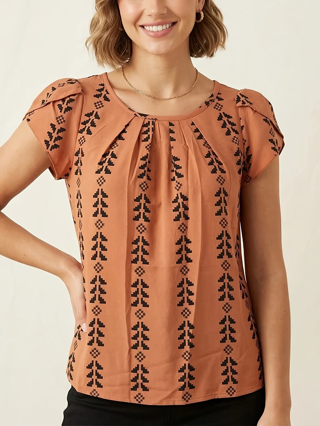 T-shirt da donna alla moda con stampa all-over, scollo a V, design di nicchia, manica corta