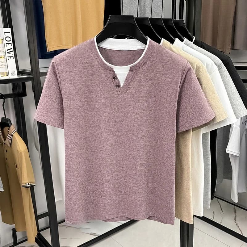 T-shirt da uomo minimalista con collo Henley, design a due pezzi finti e due bottoni, tessuto confortevole