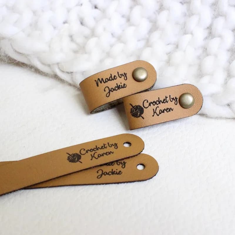 Etichette con logo in pelle personalizzate da 30 pezzi per maglieria etichette fatte a mano con rivetti per accessori per cucire all'uncinetto etichetta per indumenti
