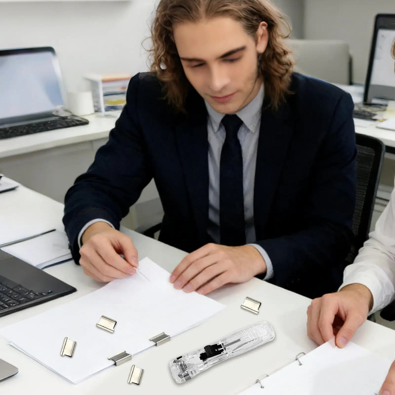 Cucitrice a clip con capacità di 45 fogli, rilegatore a pressione con 50 ricariche metalliche, cucitrice portatile riutilizzabile da scrivania per insegnanti e studenti