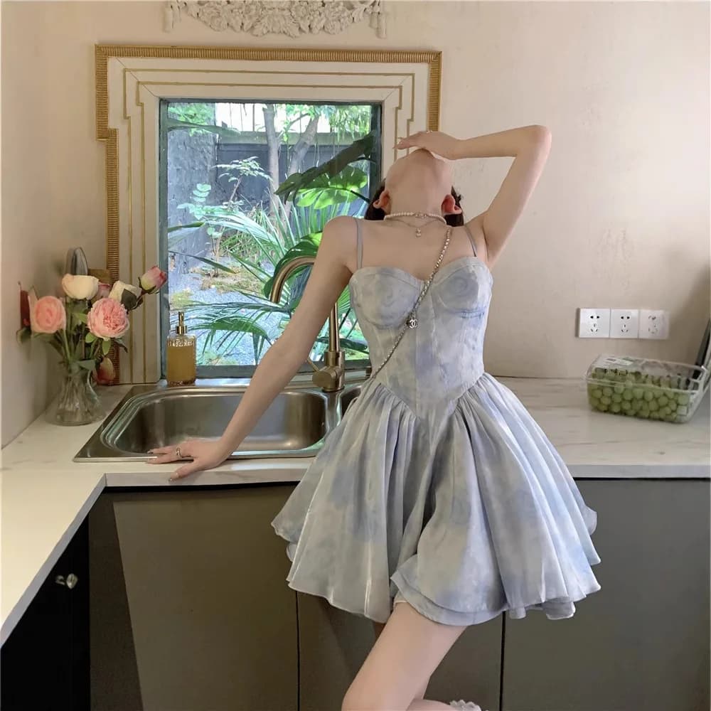 Abito Estivo Blu Tie-Dye Stile Principessa con Gonna Corta Vaporosa, Vita Stretta, Stile Balletto, Tema Fiabesco, in Chiffon a Vita Alta