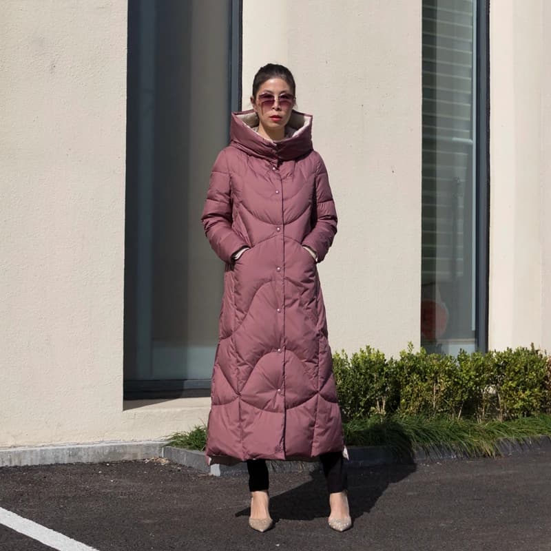 Giacca lunga da donna slim fit con cappuccio, in piuma d'anatra, calda, alla moda, corta davanti e lunga dietro, lunghezza al ginocchio