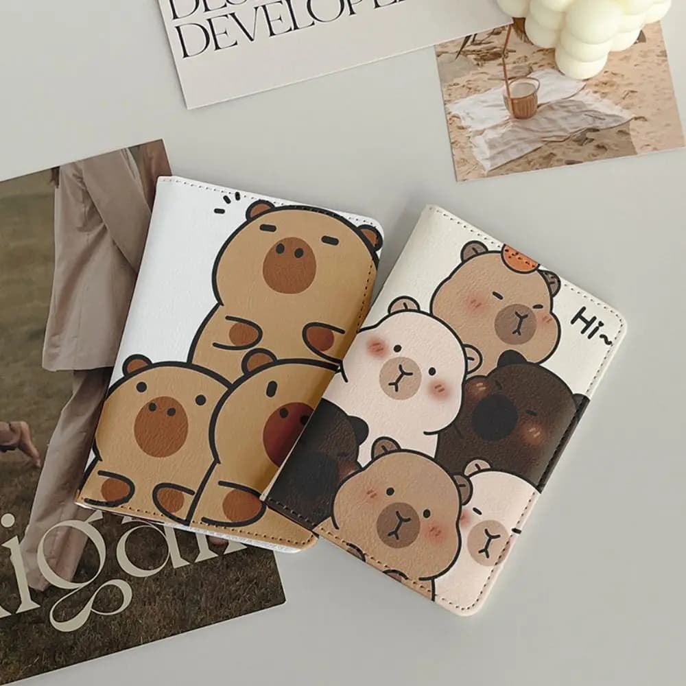 Porta passaporto Capybara in pelle PU Borsa per passaporto multifunzione per cartoni animati Portafoglio per carte di credito portatile ultrasottile