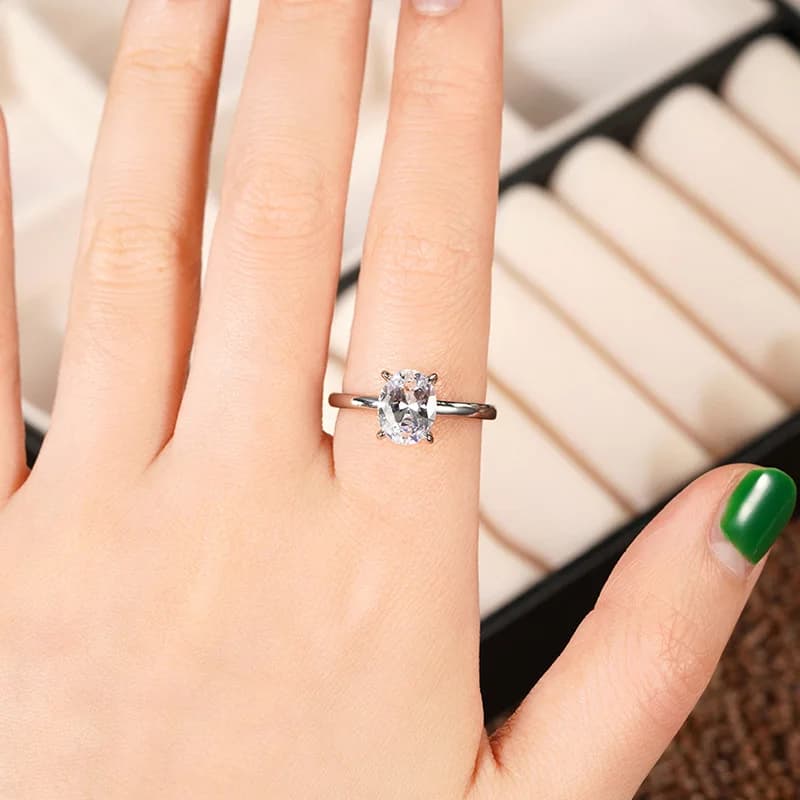 Anello da Sposa di Lusso con Zircone Ellittico, Accessorio Gioiello Trendy, Design Elegante e Brillante