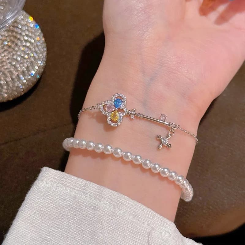 Bracciale Magic Key con Doppia Perla, Nuova Collezione Primavera, Lusso Leggero, Alta Classe, Gioiello Versatile, Bracciale Raffinato ed Elegante