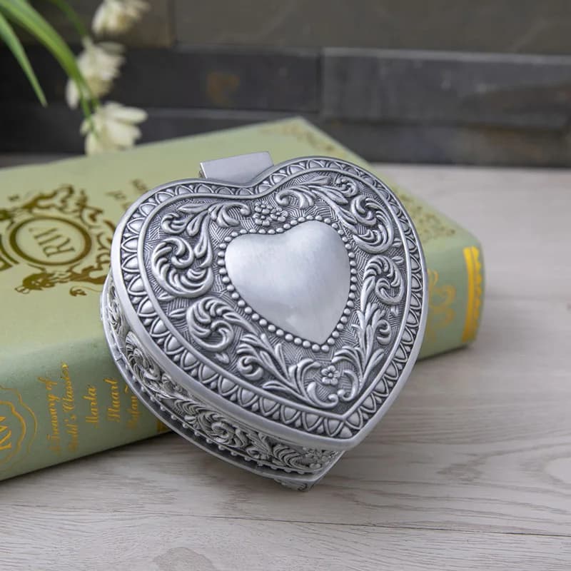 Retro love jewelry storage box. Light luxury jewelry brooch ring box. Earrings earring box gift box jewelry box