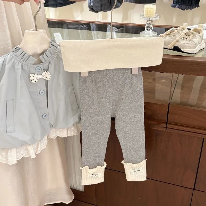 Giacca a vento da ragazza per l'autunno 2025, nuovo ed elegante top patchwork in pizzo, set di due pezzi con leggings versatili per bambini