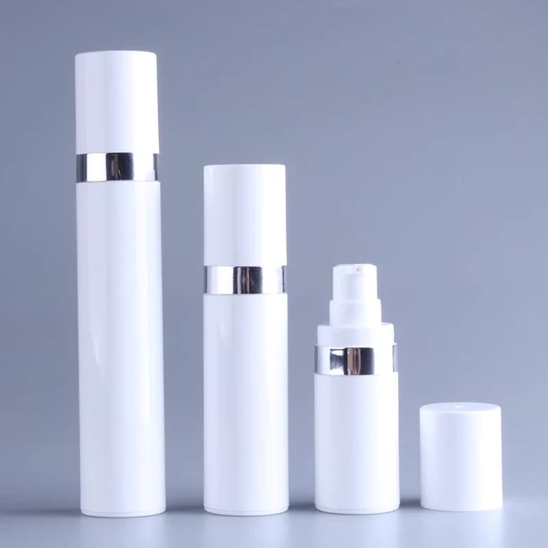 Bottiglia sottovuoto airless bianca da 15 ml 30 ml 50 ml Fondotinta e sieri per trucco Contenitore vuoto per articoli da toeletta riutilizzabile Pompa in argento