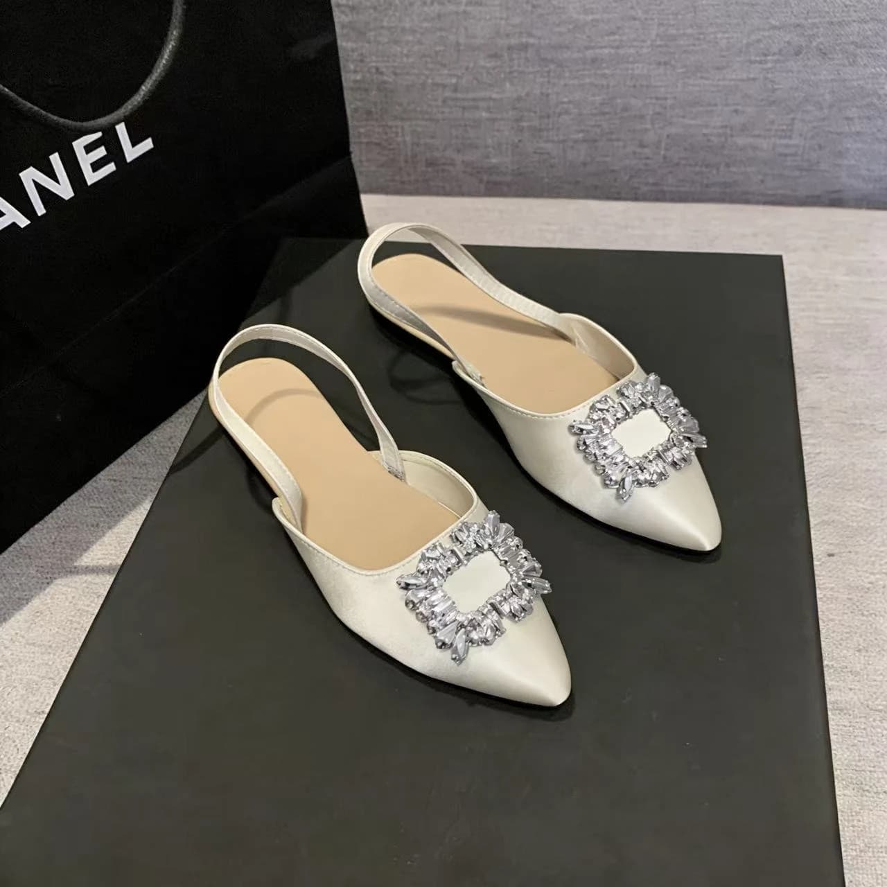 Sandali eleganti con fibbia quadrata in strass e punta aperta, alla moda e comodi per feste e matrimoni