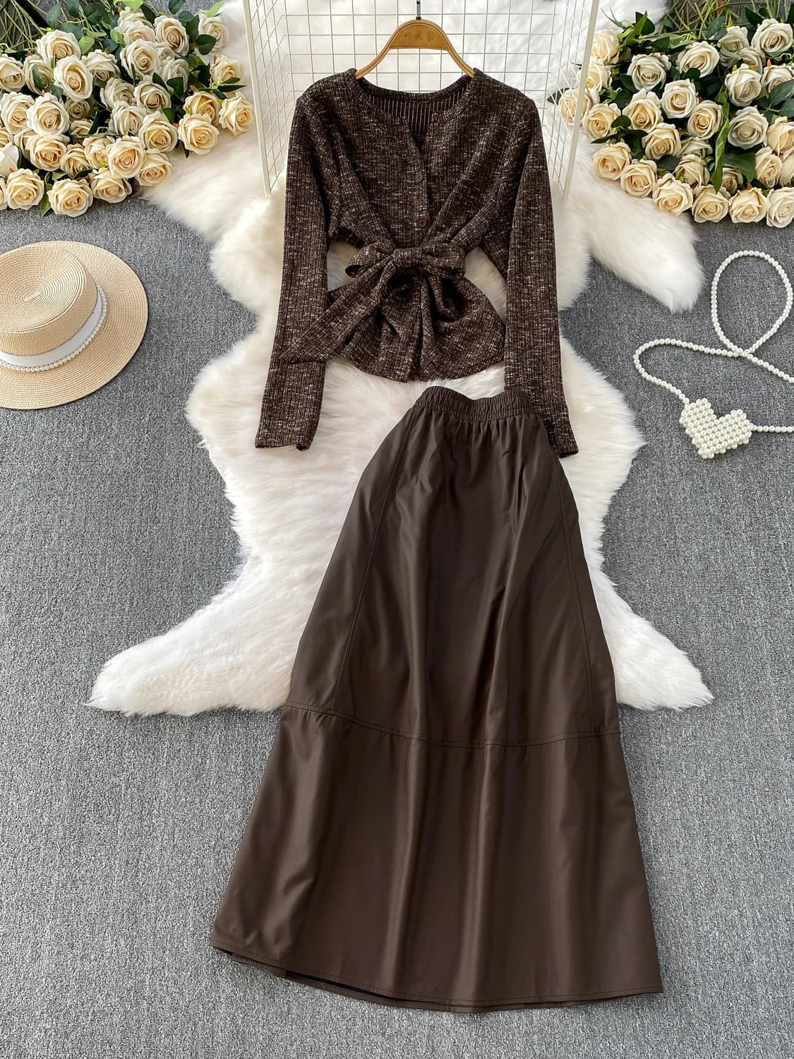 Set Elegante Autunno Inverno: Giacca in Pelle PU con Scollo a V e Cintura Modellante, Gonna Lunga in Maglia, Stile Raffinato da Signora
