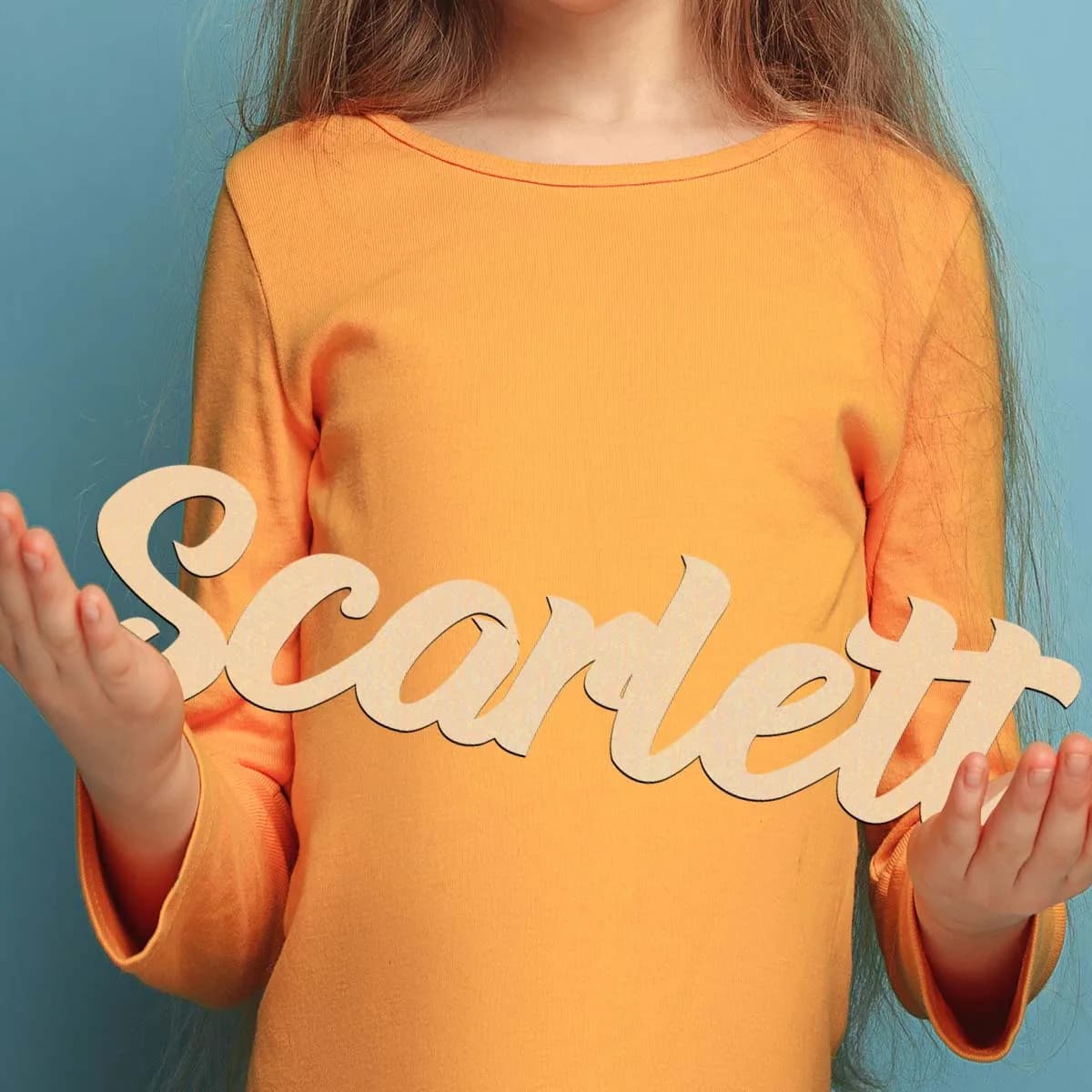 Decorazioni artistiche personalizzate con targhette in legno massello, lettere o nomi personalizzati, ideali per decorare le camerette dei bambini.