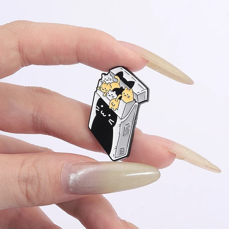 Spilla smaltata con gatto carino nella scatola di sigarette ‌ Smoking Kills Smoking Harm Slogan Spille Distintivo da bavero Divertenti gioielli Regali per gli amici