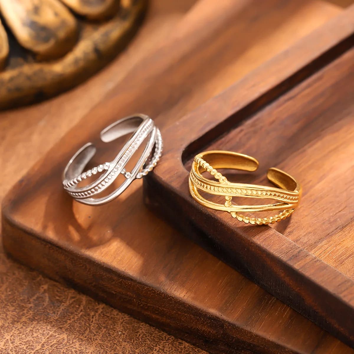 Anello in acciaio inossidabile placcato oro con onde d'acqua di lusso leggero, metallo pesante impermeabile e che non sbiadisce, con anello per dito regolabile