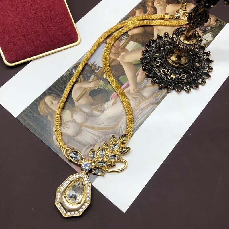 Nuovo Set Gioielli Medievali Squisiti e Versatili: Collana in Rame con Ciondolo a Goccia a Foglia di Diamante, Orecchini e Orecchini a Clip, Catena per Maglione