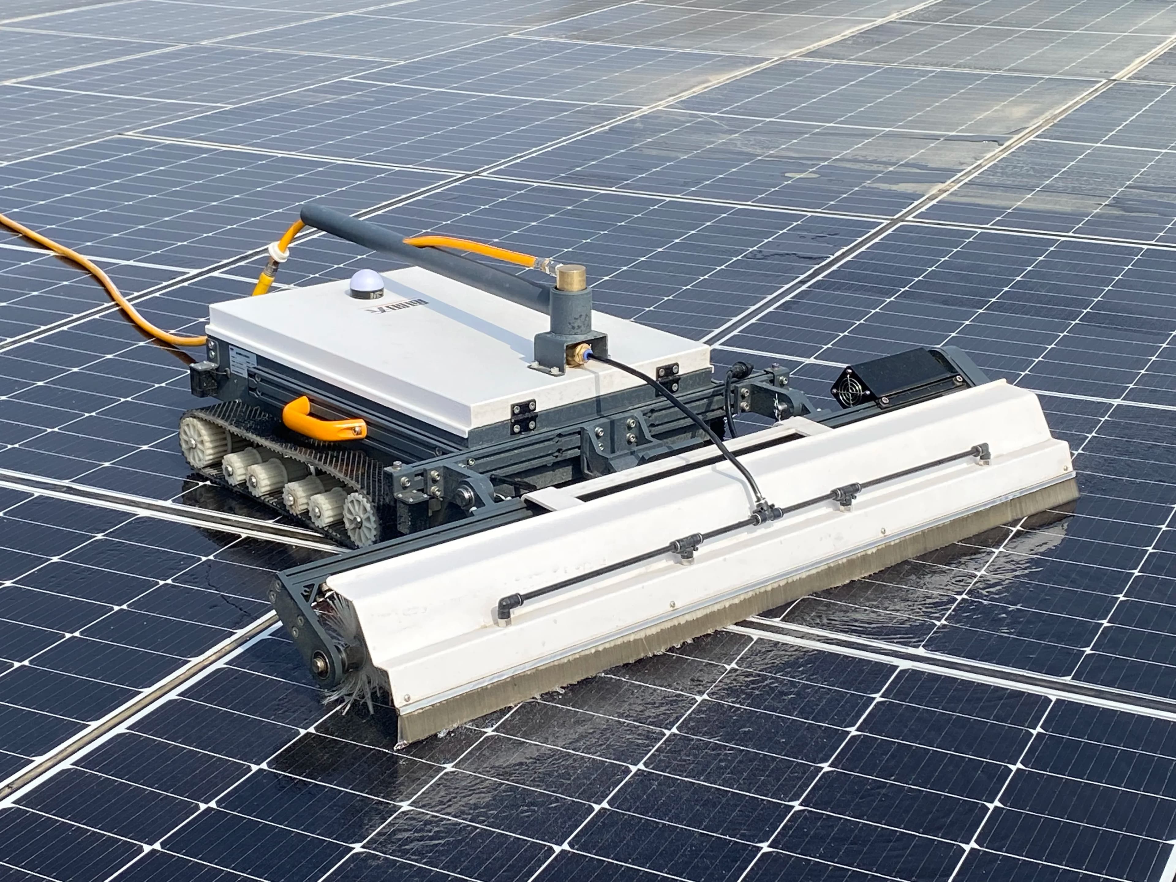 Photovoltaic Sweeping Solar Cleaning Equipment 1.7m Cleaning Width 600rpm Roller Brush