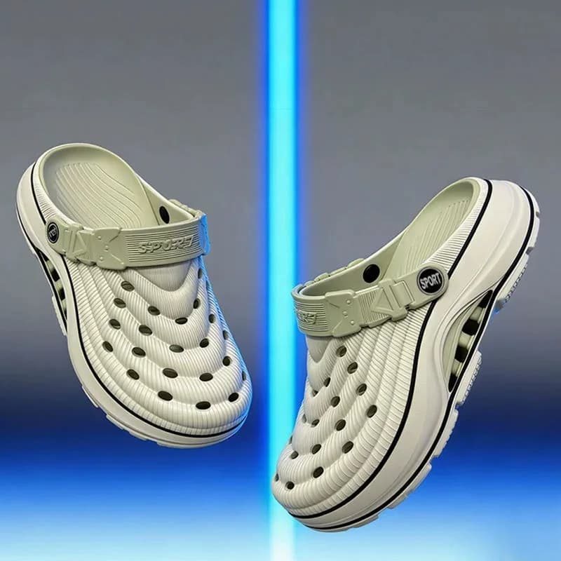 Nuove scarpe in EVA perforate con suole spesse che sembrano come se camminassi sopra un mucchio di cacca. Abbigliamento estivo da esterno con punteruole da spiaggia
