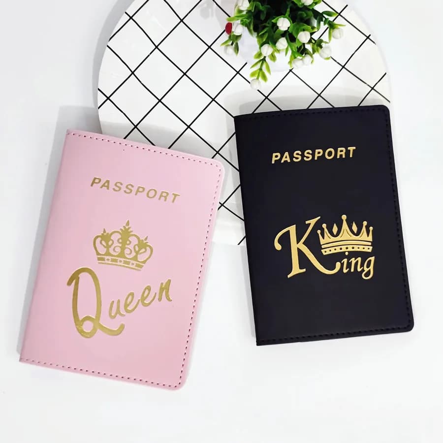 Set di 2 Porta Passaporto con Grafica a Corona per Coppie, Porta Carte in Pelle PU, Accessori da Viaggio, Regalo per Innamorati