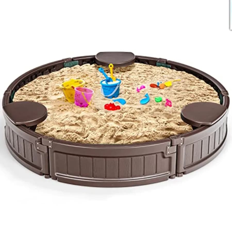 Sabbiera rotonda da esterno per uso in giardino o in spiaggia, realizzata in legno resistente alle intemperie, colore marrone naturale, include copertura impermeabile.