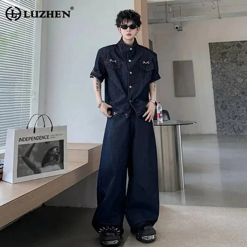 LUZHEN 2026 Nuovo Completo Estivo in Denim da Uomo, Set Due Pezzi Trendy con Camicia a Maniche Corte Multitasche e Jeans Larghi JY6848