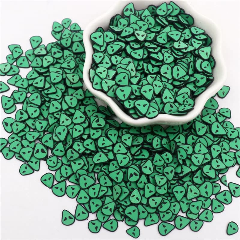 Fette dell'argilla del polimero di 50 g/lotto 5mm per la fabbricazione di DIYJewelry l'argilla minuscola sveglia aliena verde spruzza per i mestieri di riempimento della melma