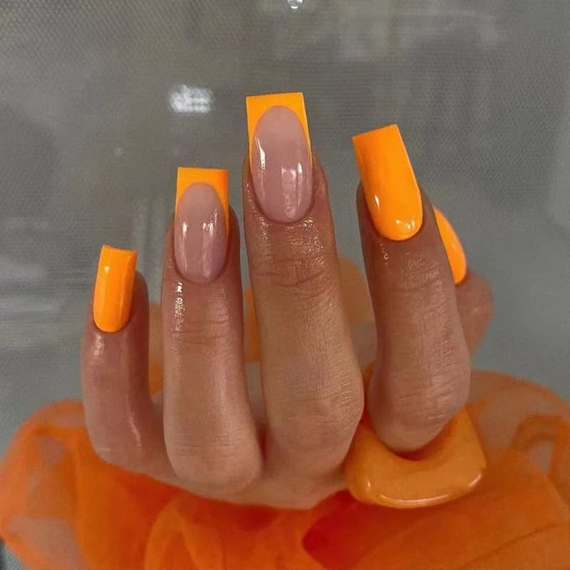 Nuove Unghie Finte 2026 Semplici di Media Lunghezza, Stile Europeo, con Nail Art Quadrata, Indossabili, French Arancione Giallo, Fresche e alla Moda INS