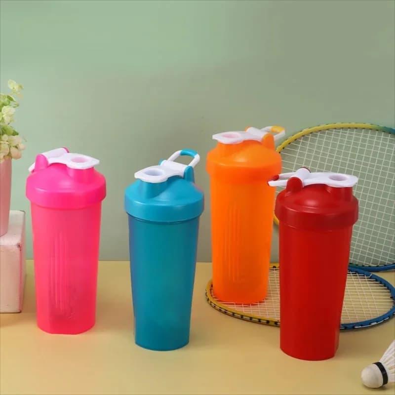 Fitness shaker bottle 600 ml sports water bottle 600 ml plastic shaker bottle for outdoor fitness shaker with free mixing ball