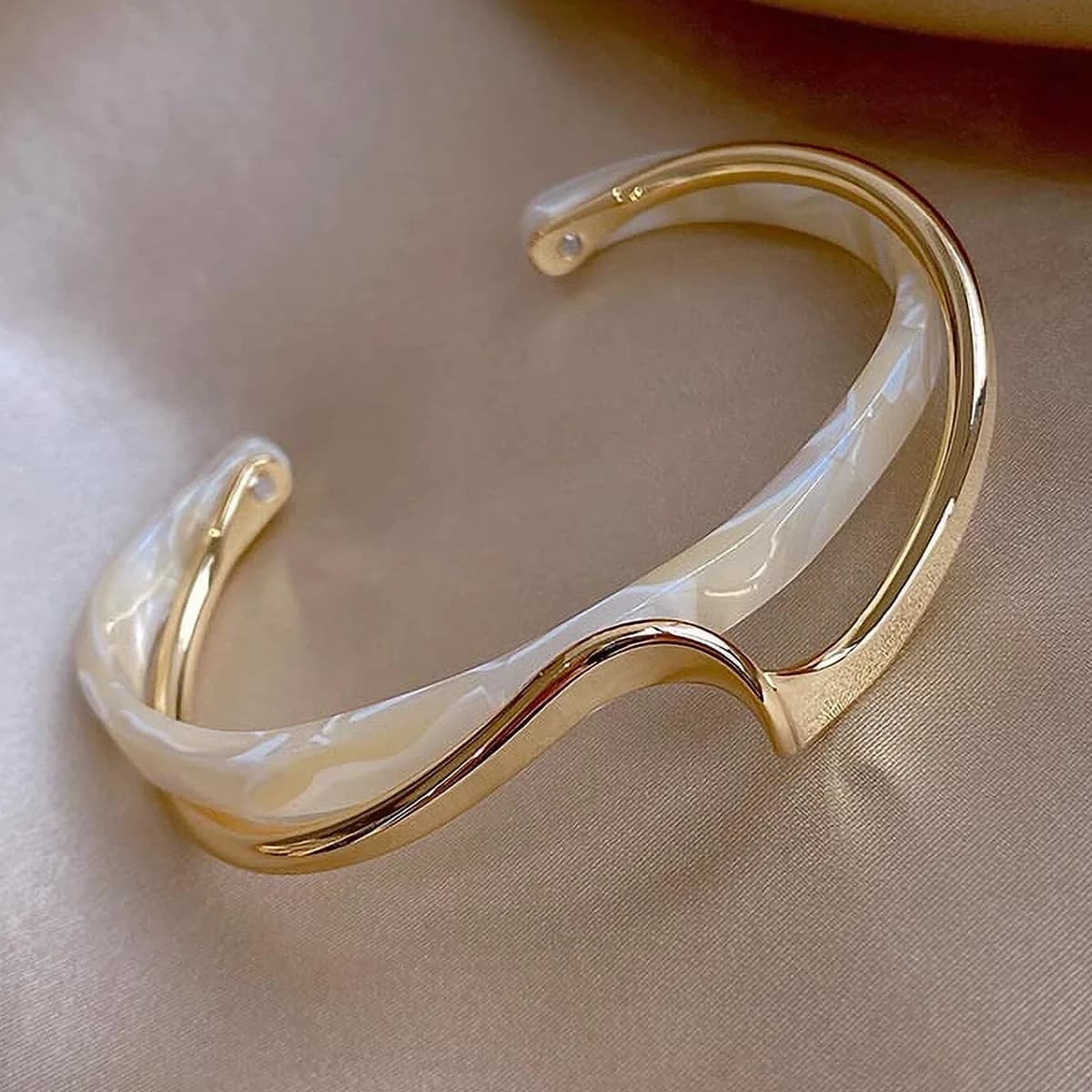 Light luxury bracelet curved metal texture bracelet ins design Korean version personalized fashion internet celebrity bracelet