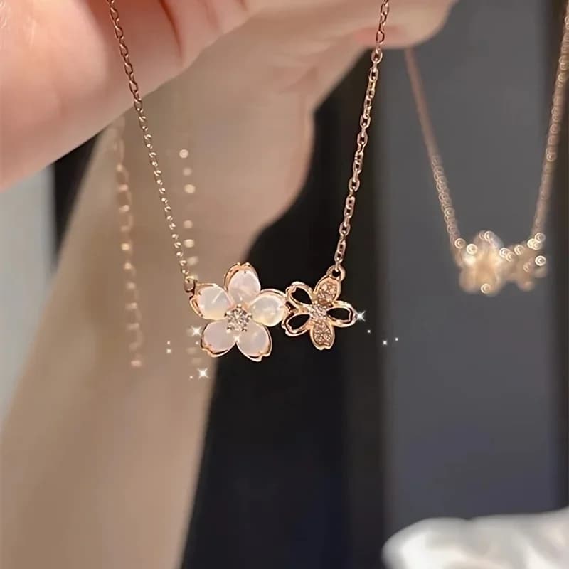 Collana con fiori di ciliegio unica ed elegante, adatta per essere indossata sul collo.