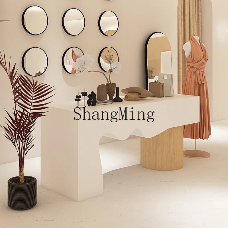 Tavolo espositore per pagine di cassa del negozio di abbigliamento femminile CL posizionato al centro del tavolo espositore per espositori per borse per scarpe Nakajima