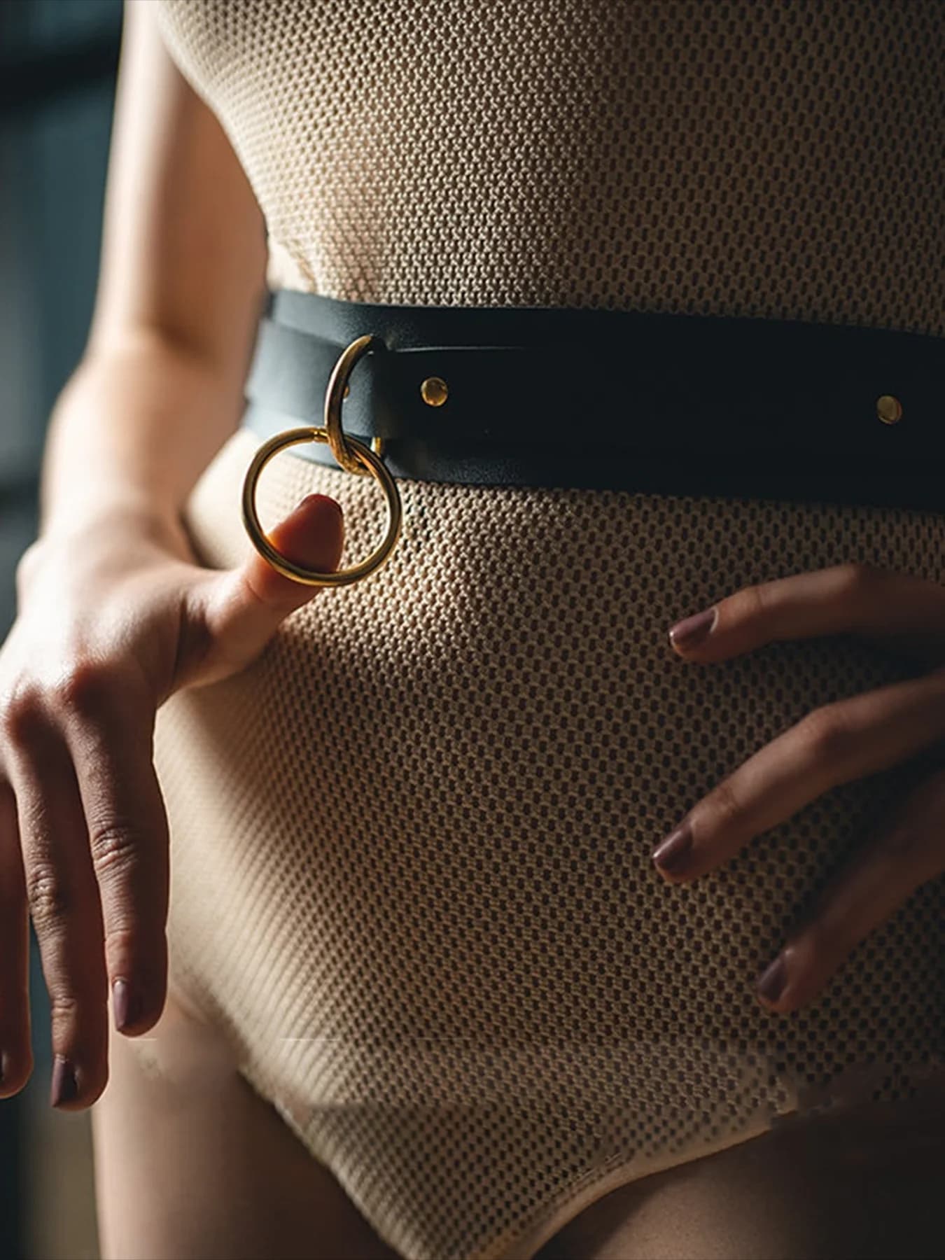 Un'elegante cintura in PU da donna, decorata con un anello dorato, che aggiunge perfettamente fascino a qualsiasi look.