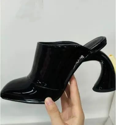 Nuovo nero lucido in pelle verniciata punta quadrata slip on stile strano muli moda donna Run Way tacco alto pantofole moderne scarpe da donna