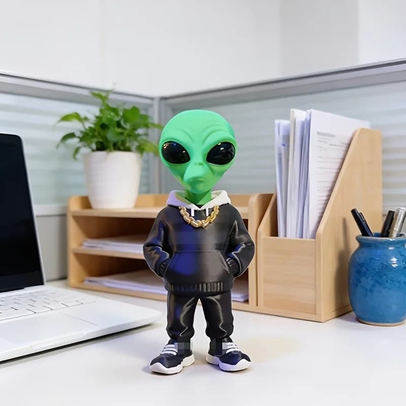1 Pezzo Figura di Alieno Verde con Design a Tasca, Decorazione Alieno Stampata in 3D, Figura di Alieno con Abbigliamento Nero, Ornamento da Scrivania, Decorazione per Ufficio, Casa, Adatto per Posizionare su Scrivania, Libreria, Soggiorno, Camera da Letto, ecc. Il Miglior Regalo da Offrire